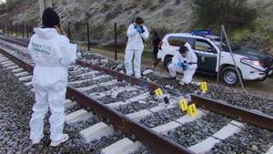 Expertos de la Guardia Civil analizan las vías tras el accidente ferroviario ocurrido en Adamuz.