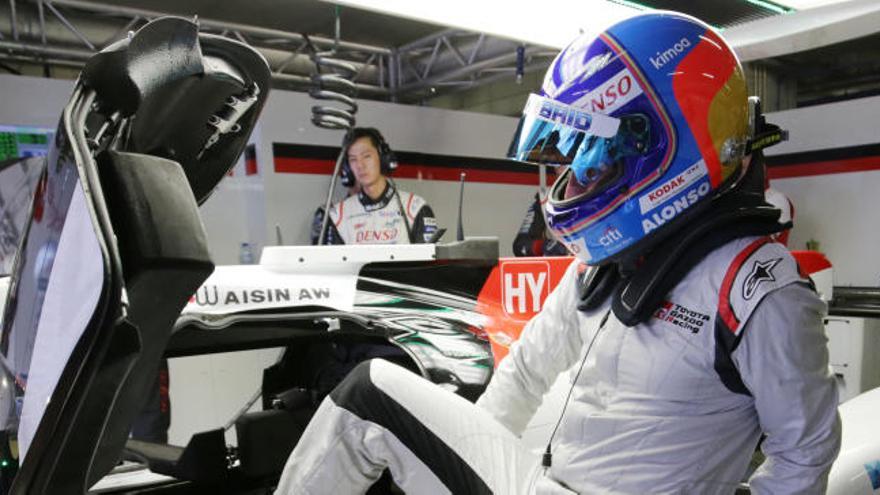 Alonso se sube al Toyota Hybrid en un entrenamiento de pretemporada.