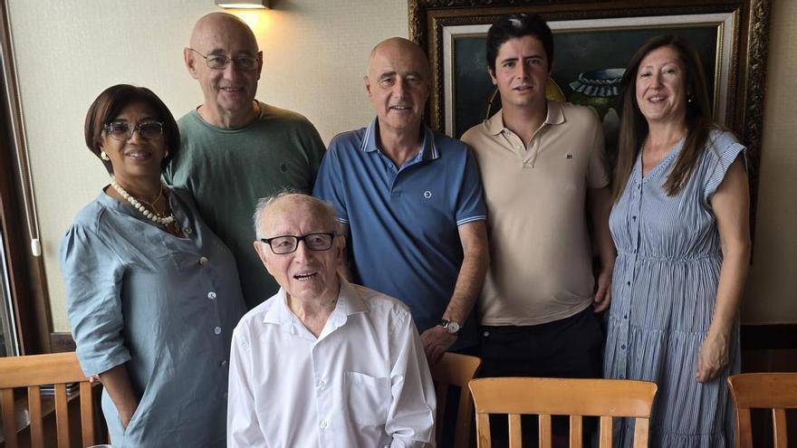 La receta de Tino Barros para cumplir los 101 fumándose "un puro de los gordos" en Oviedo: "Si viví tanto fue por tomar sidra todos los días"