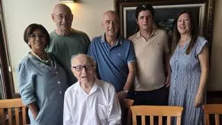 La receta de Tino Barros para cumplir los 101 fumándose "un puro de los gordos" en Oviedo: "Si viví tanto fue por tomar sidra todos los días"