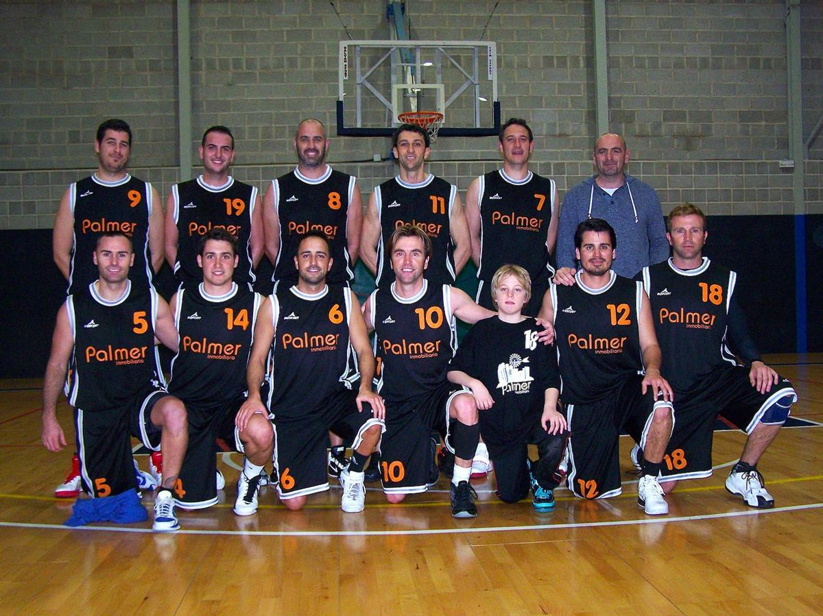 Vicenç Palmer, con el 10, junto a su equipo en la liga de empresa.