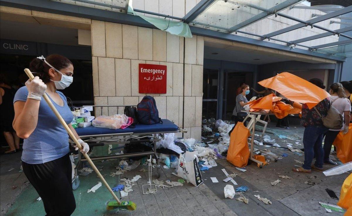 Una mujer limpia en un hospital de Beirut, alcanzado por la explosión.