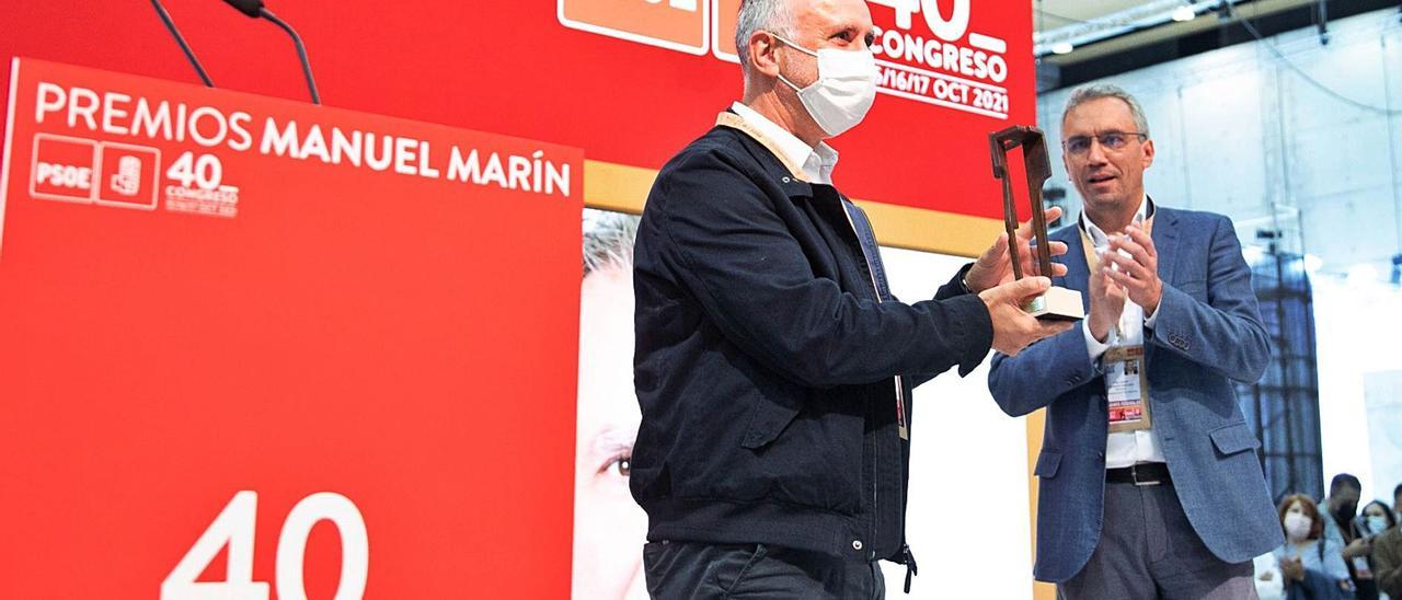 El secretario general del PSOE canario y presidente del Gobierno, Ángel Víctor Torres, en el momento de recibir el premio Manuel Marín, ayer. | | LP/DLP