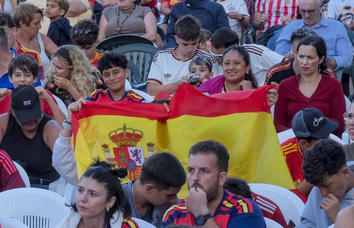 Ambiente del España-Bélgica de cuartos de final del Mundial 2026 en Plaza Don Benito Ambiente del España-Bélgica de cuartos de final del Mundial 2026 en Plaza Don Benito