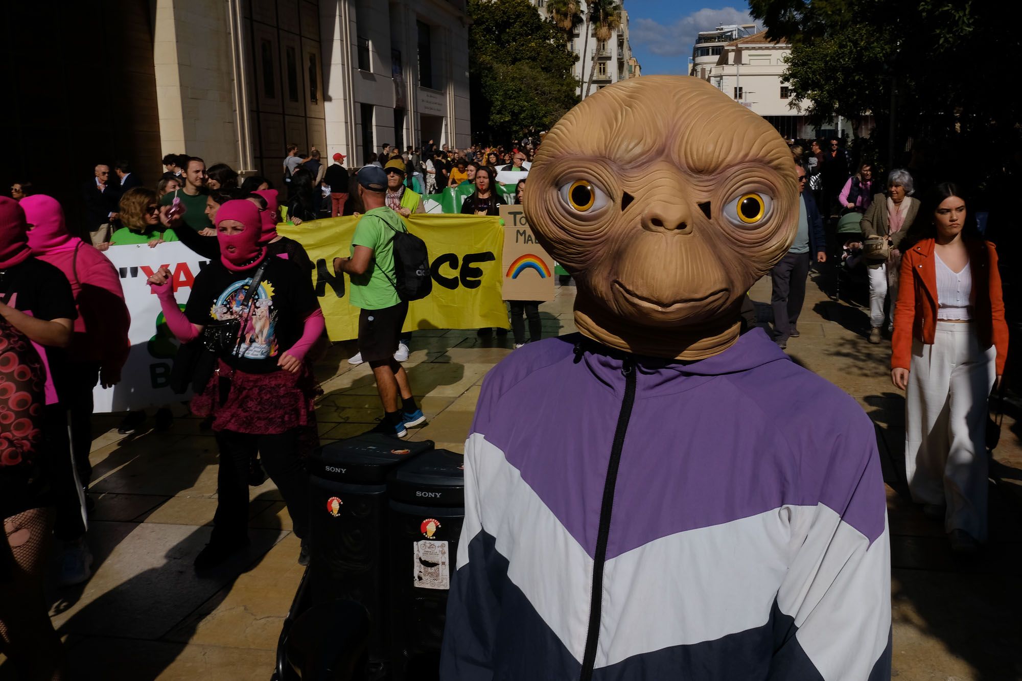 Manifestación en defensa de La Casa Invisible por las calles de Málaga.