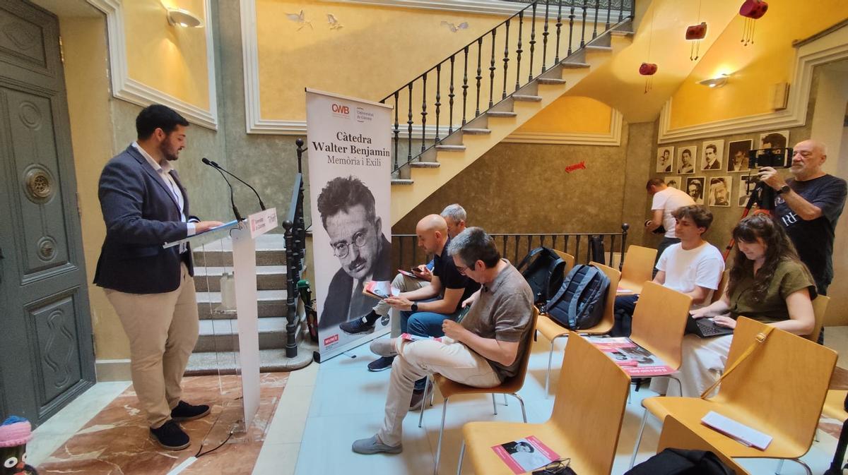 Un moment de la intervenció de l'alcalde de Portbou, Gael Rodríguez, durant la presentació del Col·loqui als mitjans, aquest dijous al matí.