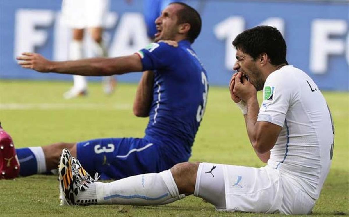 Giorgio Chiellini con Luis Suárez durante el partido entre Uruguay e Italia del Mundial de Brasil 2014