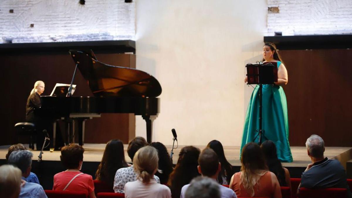 Cristina Avilés interpreta una pieza este sábado con Silvia Mkrtchian al piano.