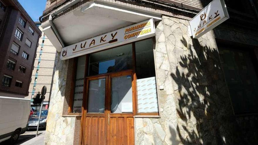 La tienda de Juaky, donde también estaba el obrador, en la calle Emilio Alarcos, ayer, cerrada.