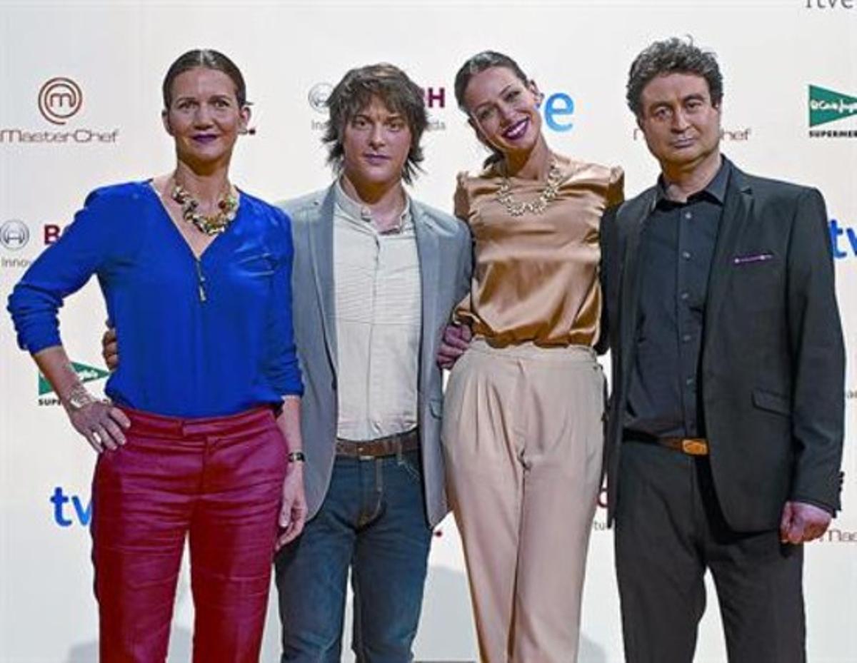 La presentadora, Eva González (amb brusa daurada), entre els xefs que exerceixen de jurat en el concurs: Samantha Vallejo-Nájera, Jordi Cruz i Pepe Rodríguez. La presentadora, Eva González (amb brusa daurada), entre els xefs que exerceixen de jurat en el concurs: Samantha Vallejo-Nájera, Jordi Cruz i Pepe Rodríguez.