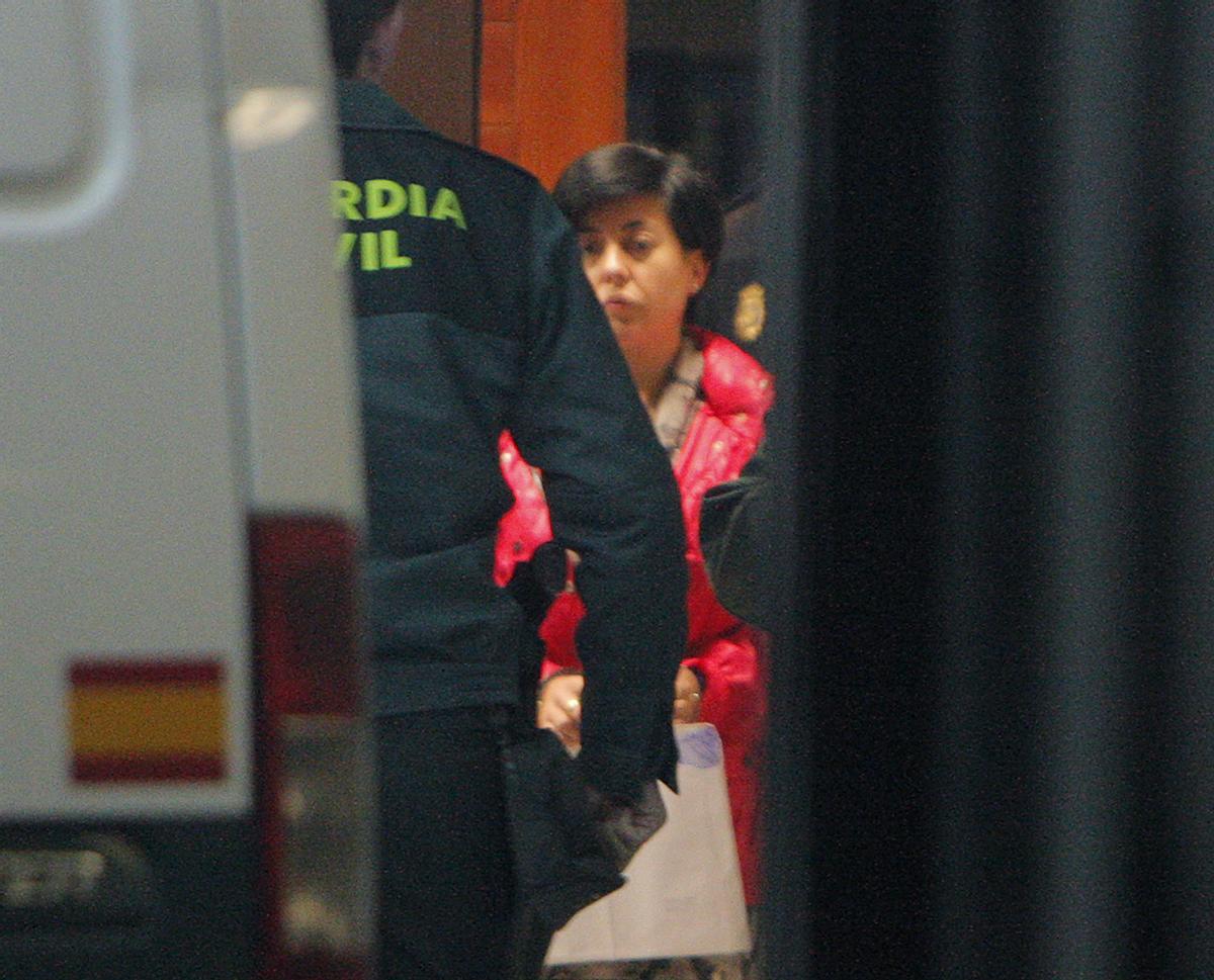 Rosario Porto entra en el furgón de la guardia civil tras prestar declaración