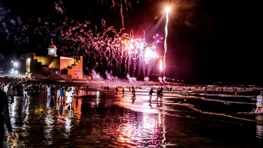 Fuegos artificiales en la noche de San Juan desde la Cícer