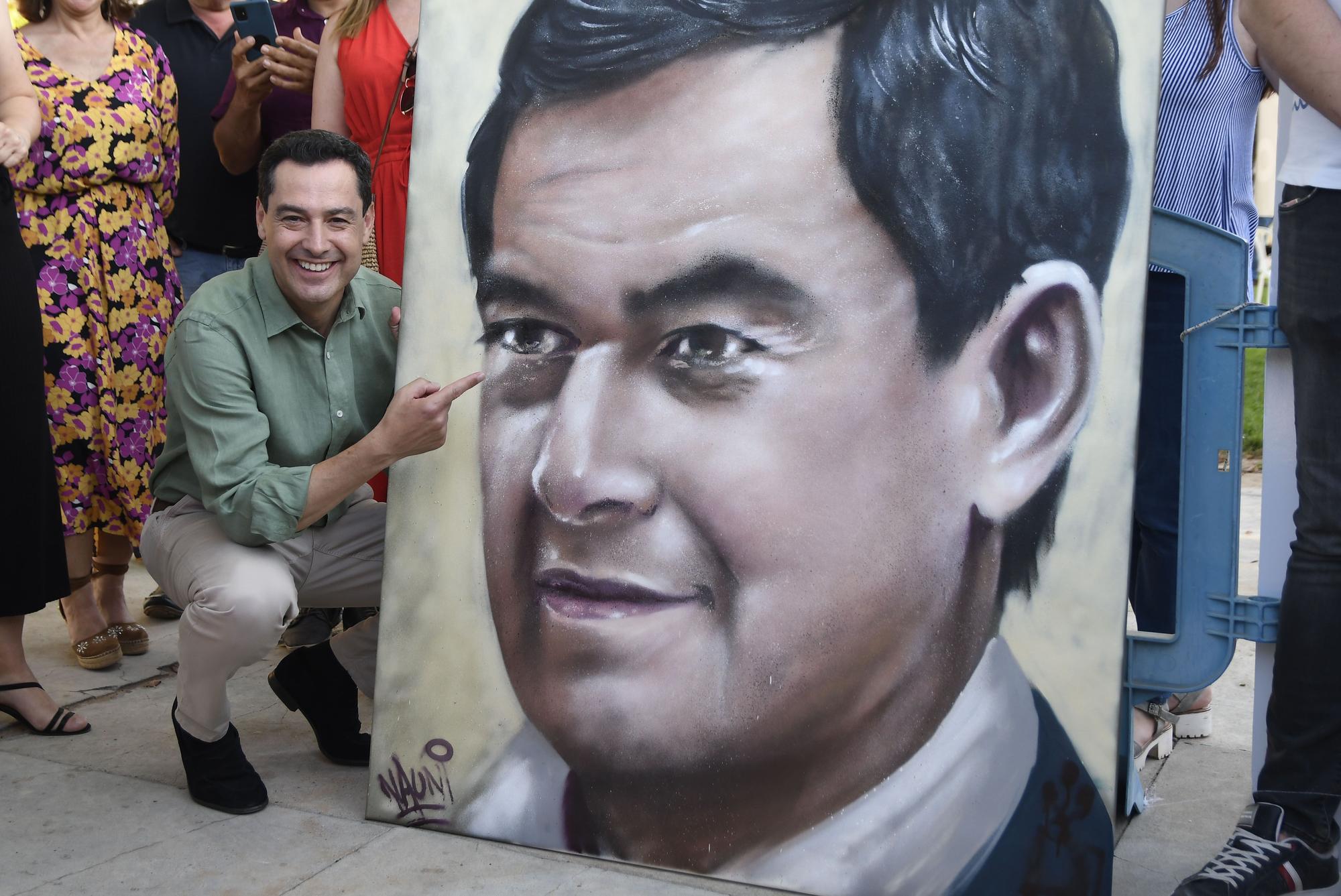 Moreno con un cuadro que le regaló Nuevas Generaciones y que ha pintado el grafitero Nauni.