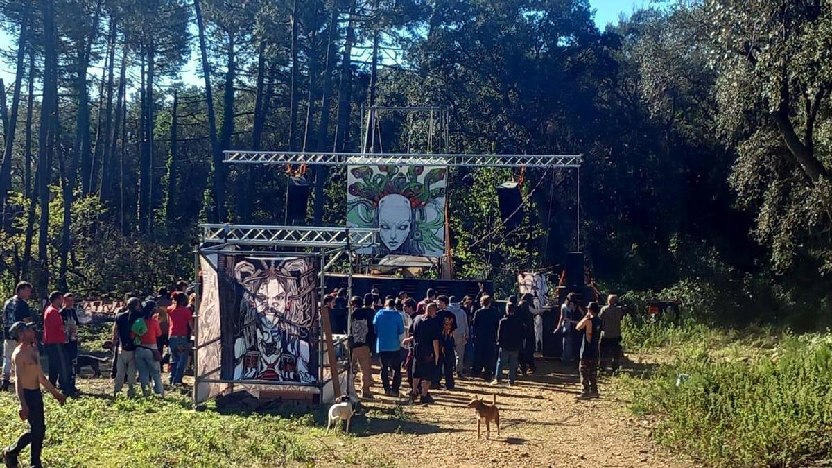 Vídeo | Una rave aplega unes 100 persones en una finca de les Gavarres