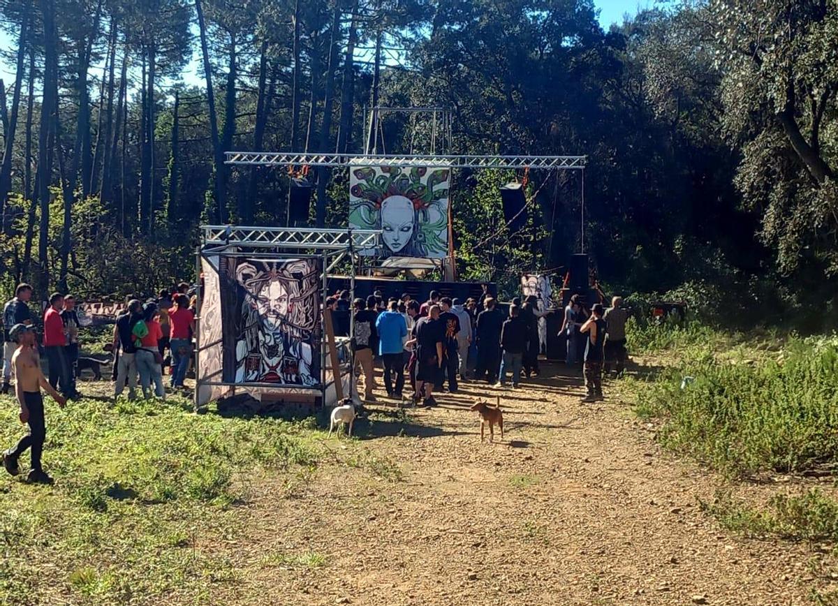La rave aplega unes 100 persones en una finca de les Gavarres.