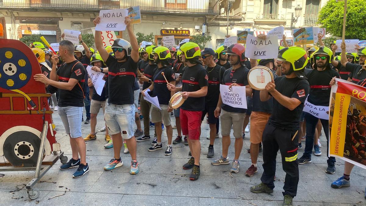 Un momento de la concentración de protesta de los bomberos de toda la Comunidad Valenciana.