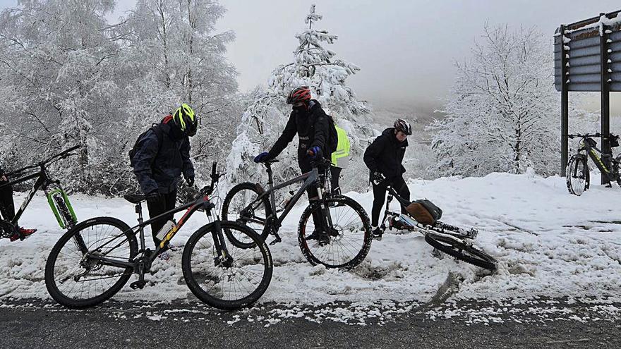 Ciclistas lalinenses paran en Rodeiro, ya cerca del Faro