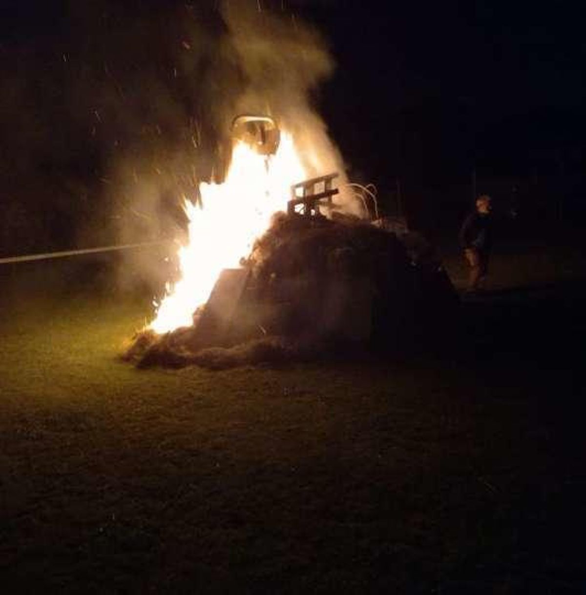 La Arena triunfó con su pira, inspirada en una goleta, y Luanco se citó en La Ribera