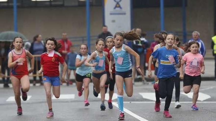 La lluvia no puede con la carrera escolar del colegio Versalles