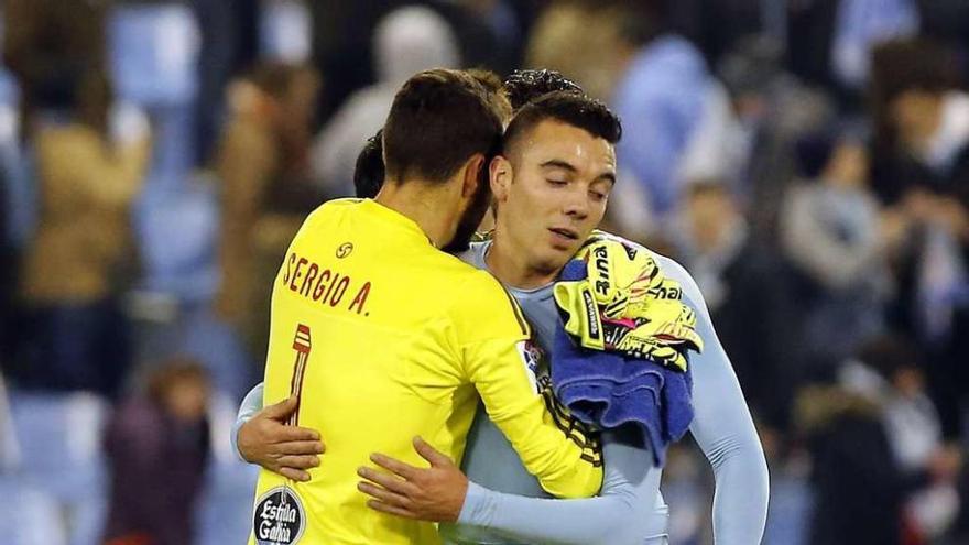 Sergio Álvarez recibe el abrazo de Iago Aspas, tras finalizar el partido ante el Sporting. // Marta G.Brea