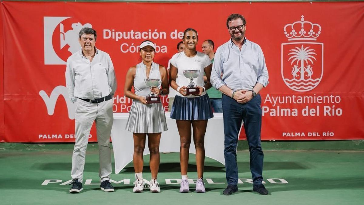 Las campeonas del torneo de dobles, con los trofeos conquistados.