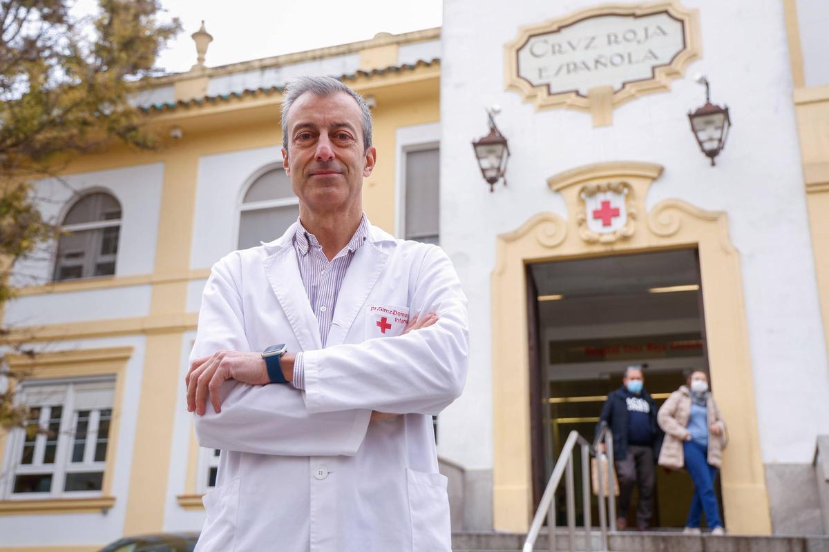 El doctor Rafael Giménez, en la puerta del hospital Cruz Roja de Córdoba.