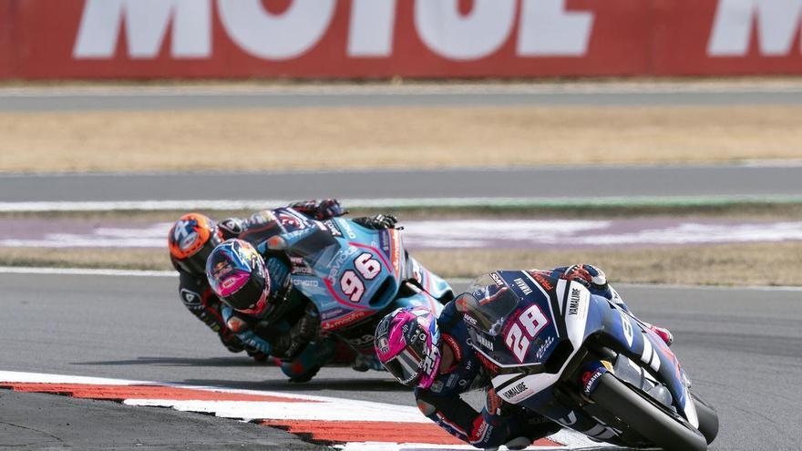 Manuel González aprovecha un percance inicial, suma su quinta victoria, y es más líder en Moto2