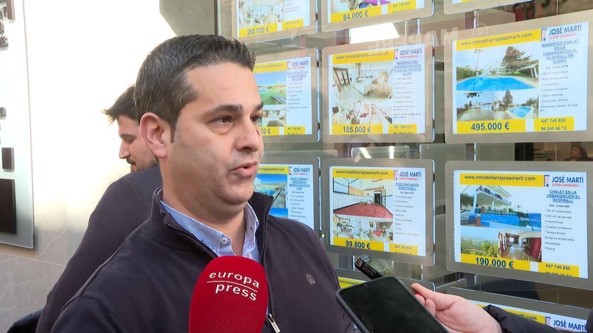 "No esperábamos colas tan grandes, ojalá sea el pistoletazo para que haya más vivienda pública"