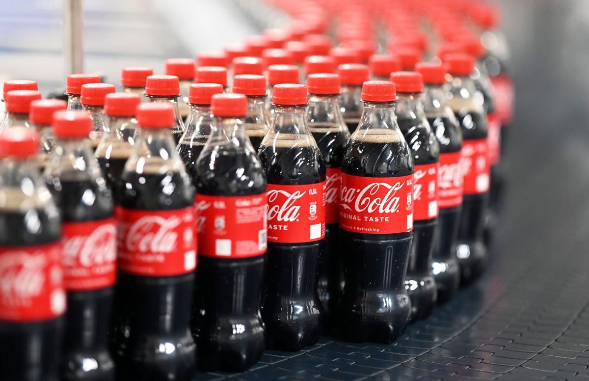 04/08/2023 FILED - 04 August 2023, Baden-Wuerttemberg, Mannheim: Filled 0.5-liter disposable Coca-Cola bottles are transported via a conveyor belt at the Mannheim production site of Coca-Cola Europacific Partners - CCEP Deutschland GmbH. Photo: Uli Deck/dpa ECONOMIA DEPORTES Uli Deck/dpa
