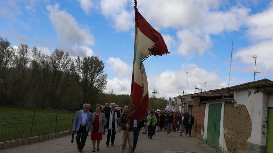 Villabuena del Puente arropa a la Virgen del Rosario el Lunes de Aguas