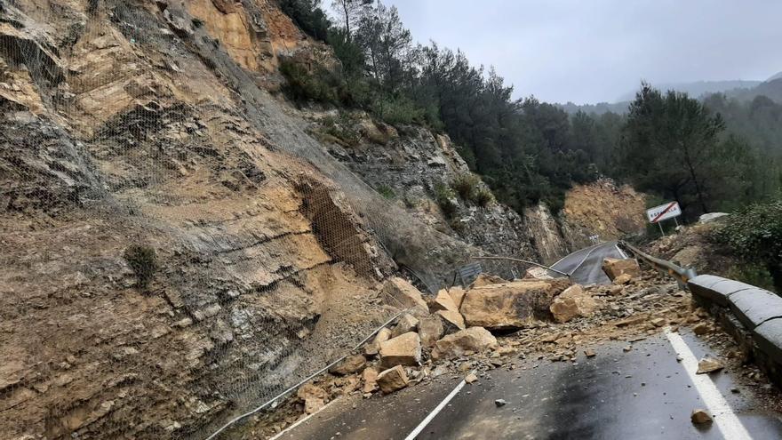 Peligrosos desprendimientos por la lluvia obligan a cortar dos carreteras en Castellón