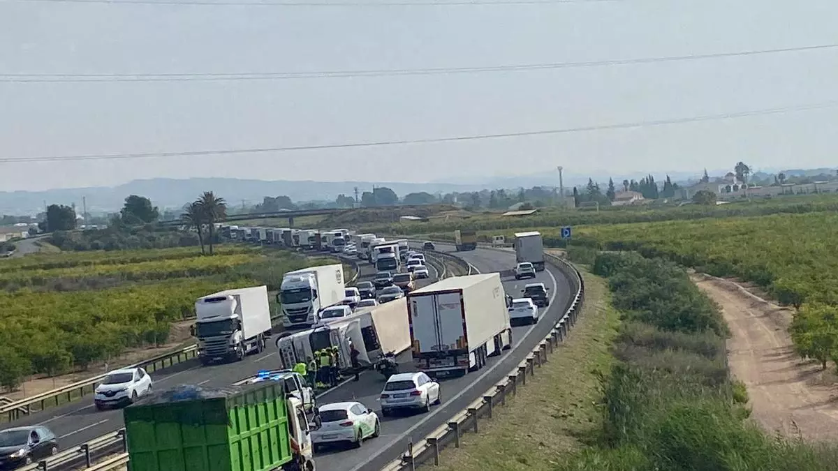 El vuelco de un camión provoca largas colas en la A7 a la altura de San Isidro
