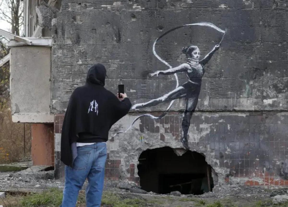 Meterse en el imaginario visual de Banksy ya no consiste solo en recorrer una exposición: en Madrid también es posible pasar a la acción con un taller de spray