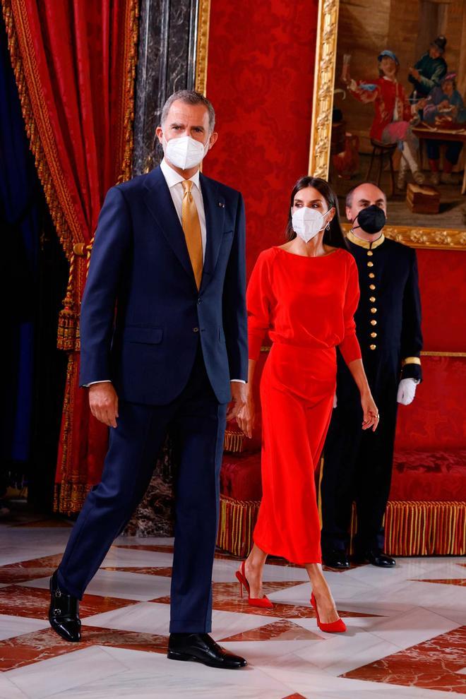 El rey Felipe VI y la reina Letizia, con vestido rojo de Massimo Dutti, durante el almuerzo ofrecido por la visita del presidente de Colombia