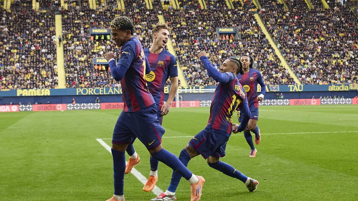 Raphinha celebra su gol al Villarreal junto a Lamine Yamal y Fermín