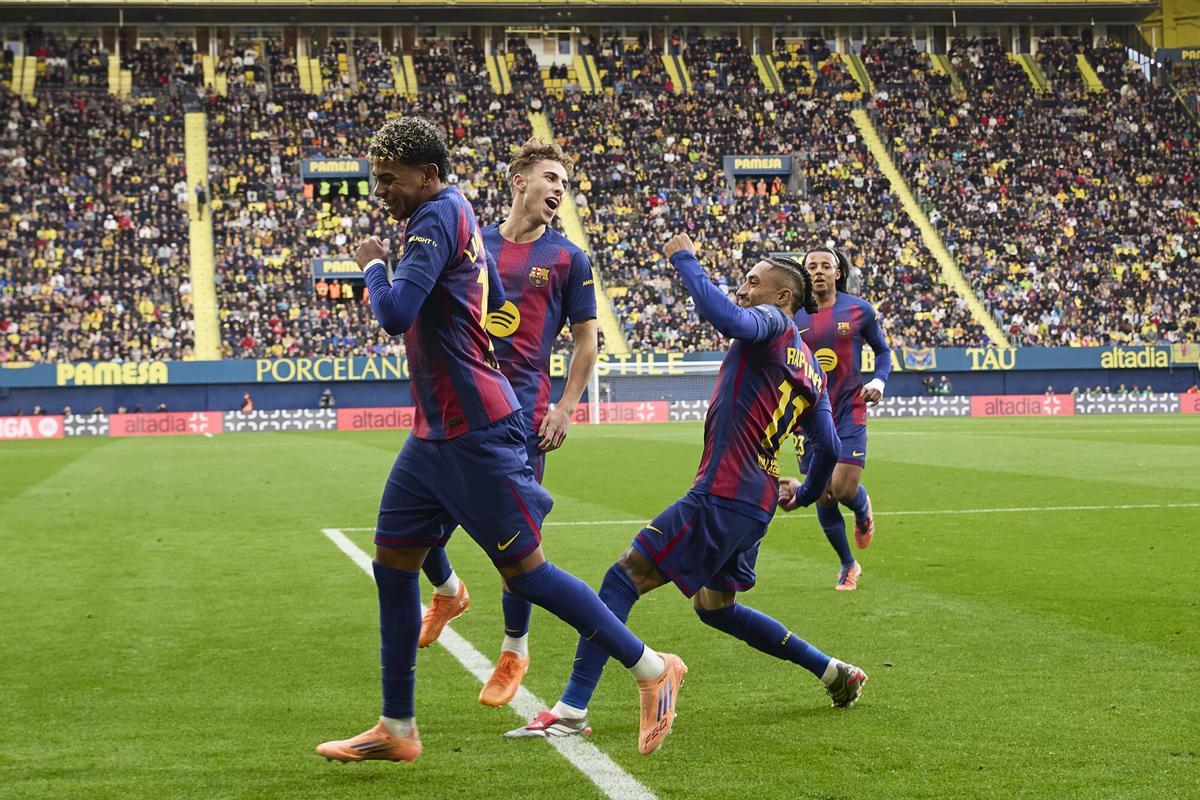 Raphinha celebra su gol al Villarreal junto a Lamine Yamal y Fermín