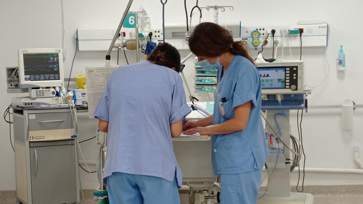 Dos profesionales en la uci pediátrica del Servet, habilitada en el hospital general.