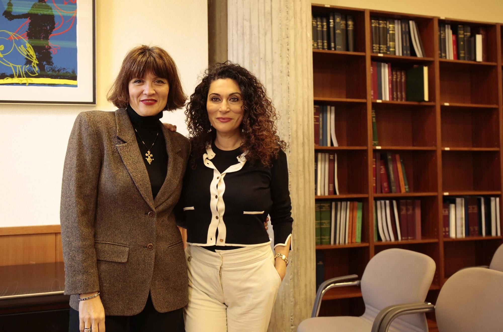 De izquierda a derecha; Vivi Alfonsín y Pastora Filigrana, en el campus del Milán de la Universidad de Oviedo.