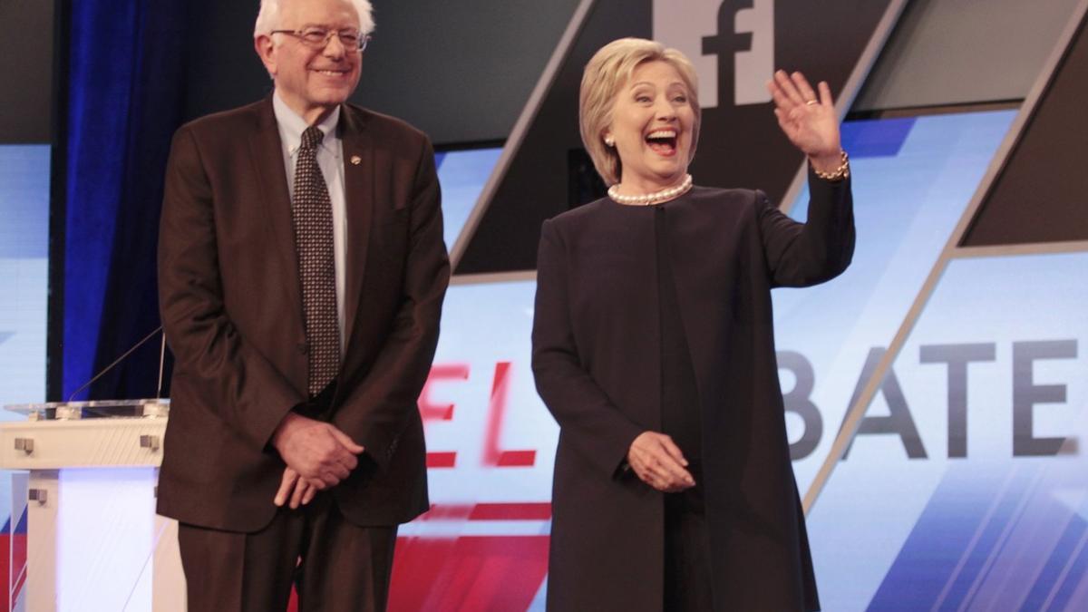 Bernie Sanders y Hillary Clinton posan juntos antes del inicio del debate, este miércoles en Kendall (Florida).