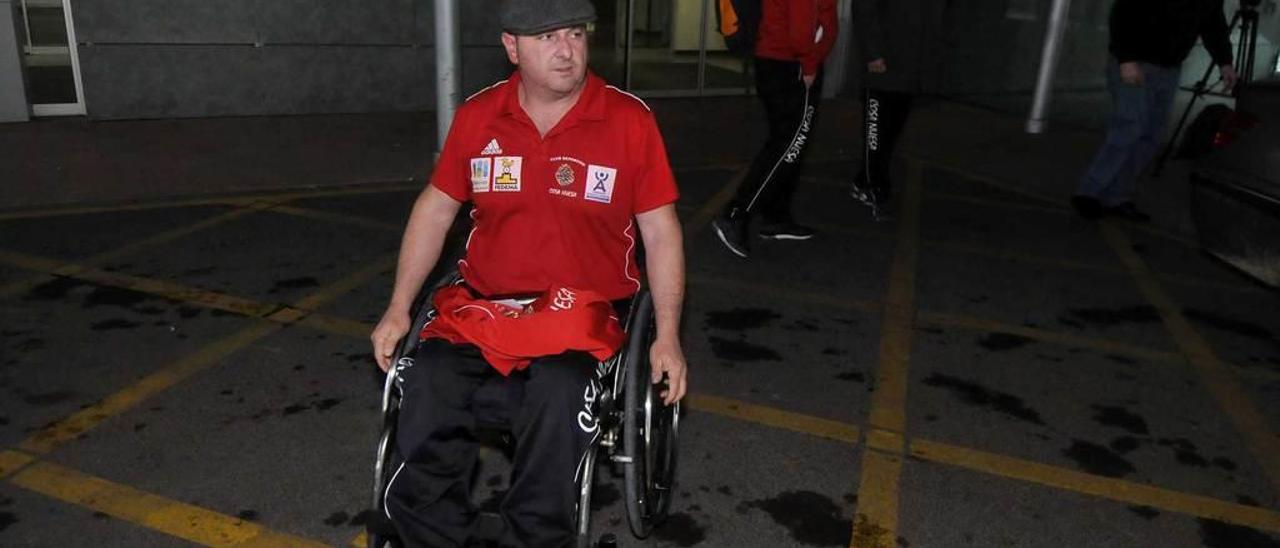 Aladino Pandiella, el sábado en el Hospital de Santullano, en Mieres, tras recibir el alta después del accidente.