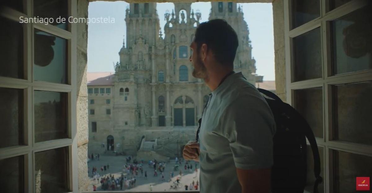 El judoka Niko Shera aparece en Santiago y Finisterre en el nuevo vídeo de seguridad de Iberia.