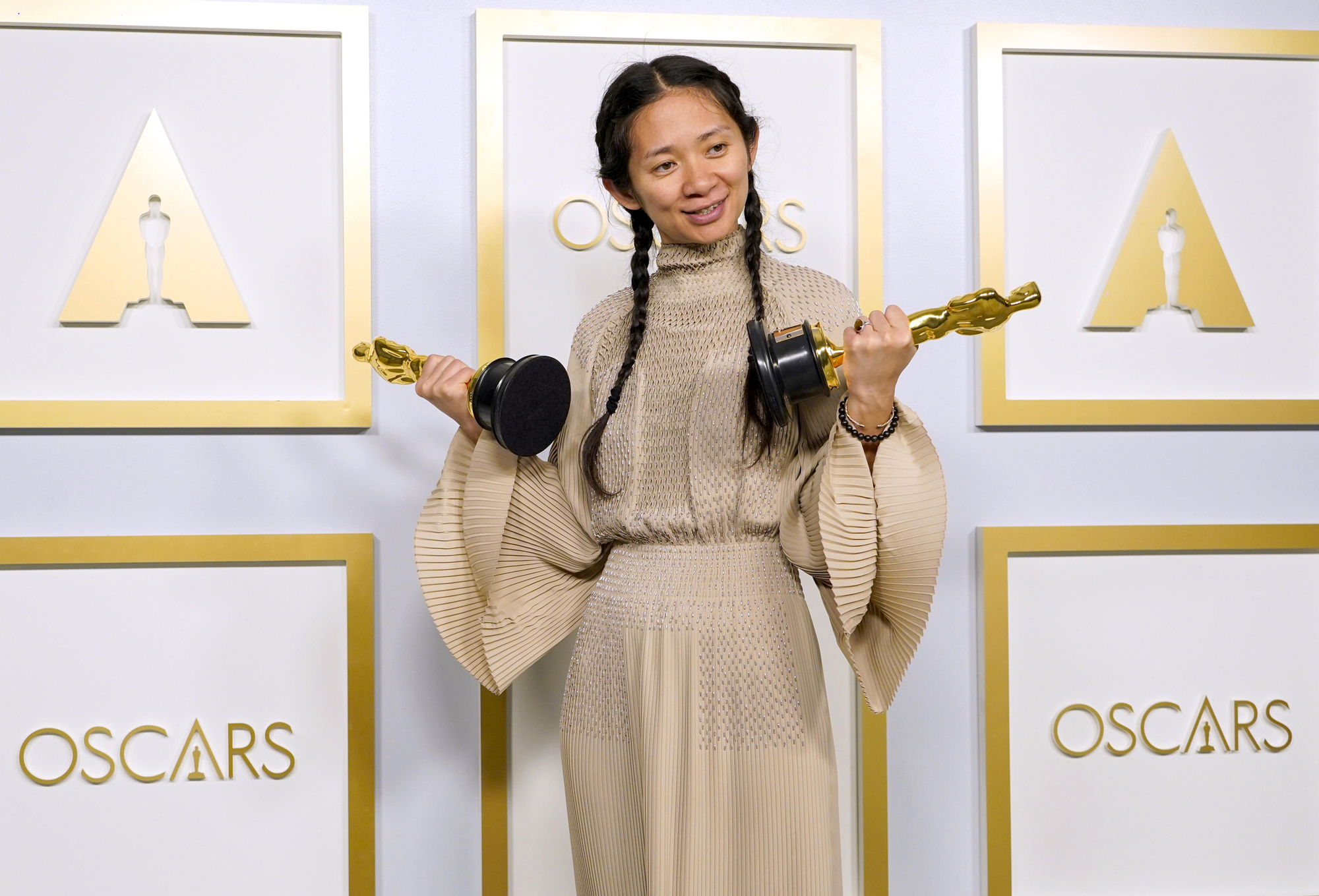 Chloé Zhao se llevó el Oscar a Mejor Dirección y Mejor Película