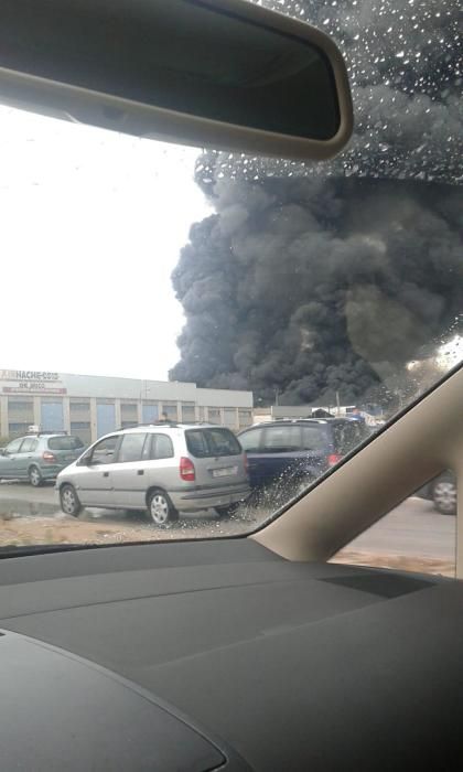 Espectacular incendio declarado en un polígono industrial de Crevillent