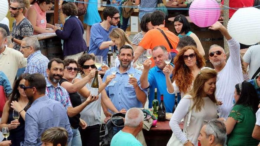 Asistentes a la feria brindan con albariño de O Rosal. // Hernández