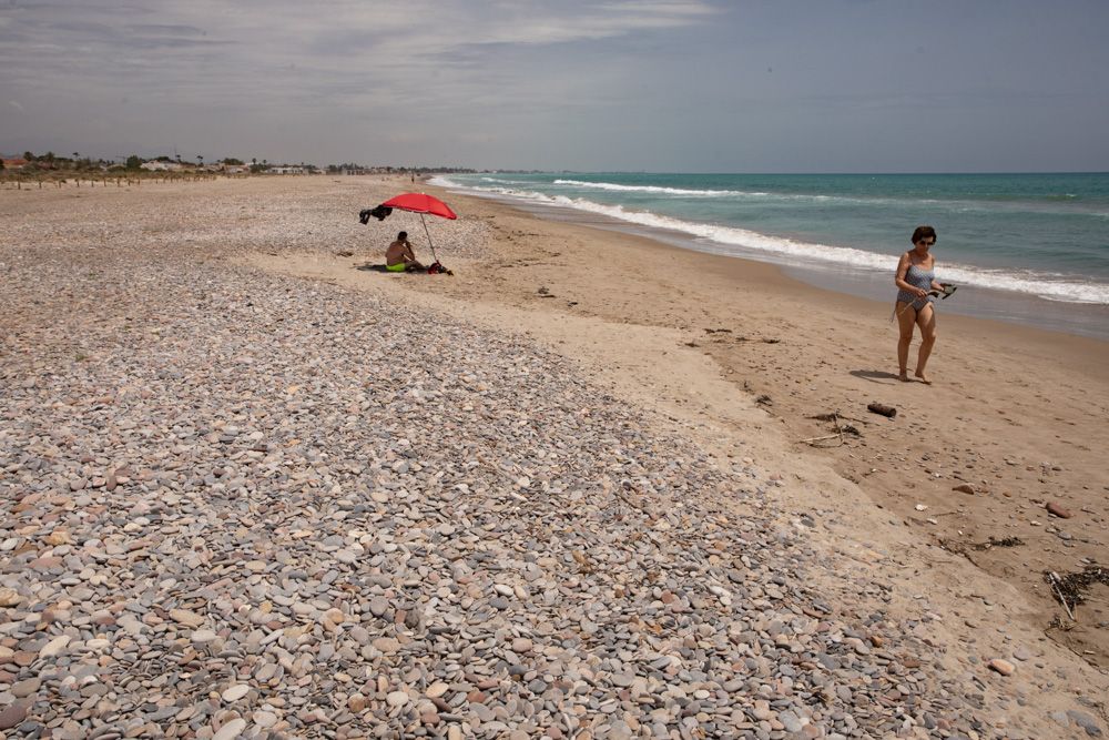 Así empieza el verano la playa de Corinto