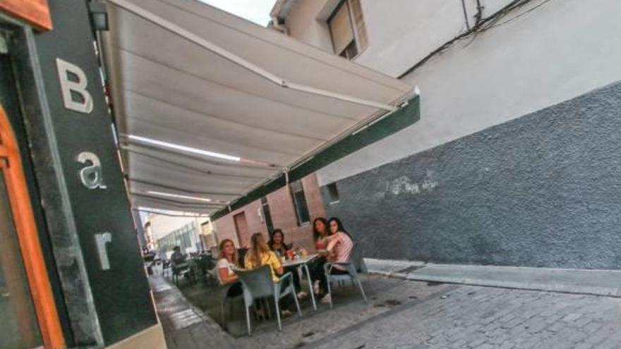 Clientes de un establecimiento del centro de Orihuela toman sus consumiciones en la terraza.