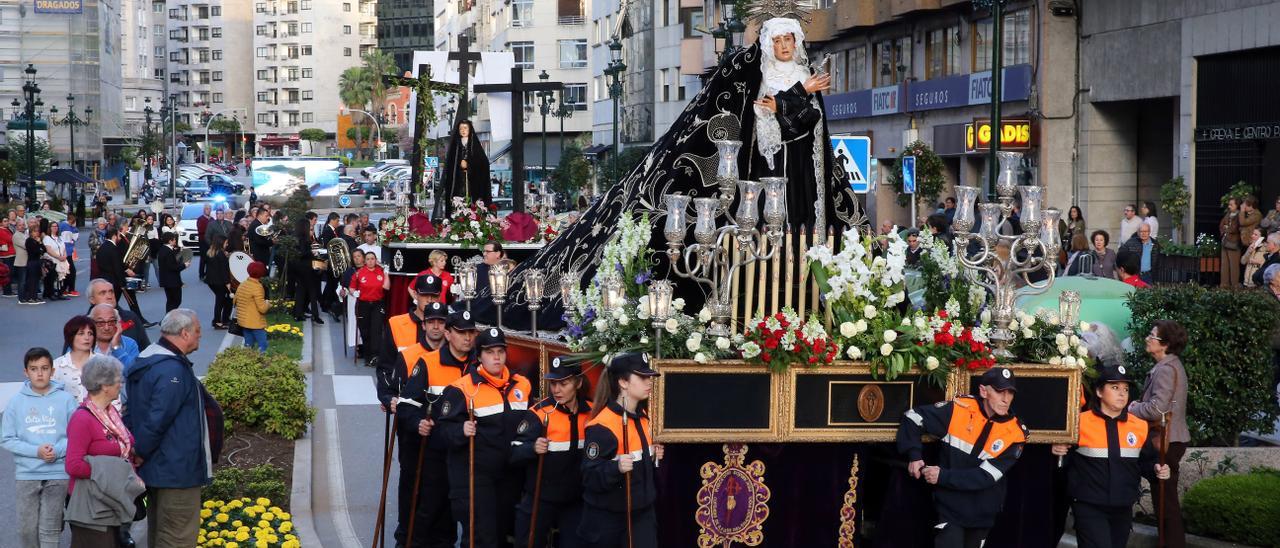 PROCESION DE LA VIRGEN DE LA SOLEDAD EN LA CALLE ROSALIA DE CASTRO, CENTRO DE VIGO.