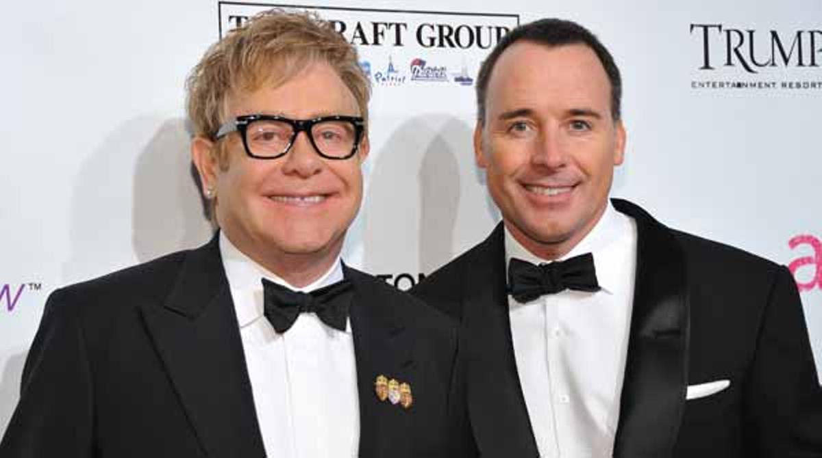 Elton John y su pareja, el cineasta David Furnish, han sido padres de un hijo nacido a través de una madre de alquiler.