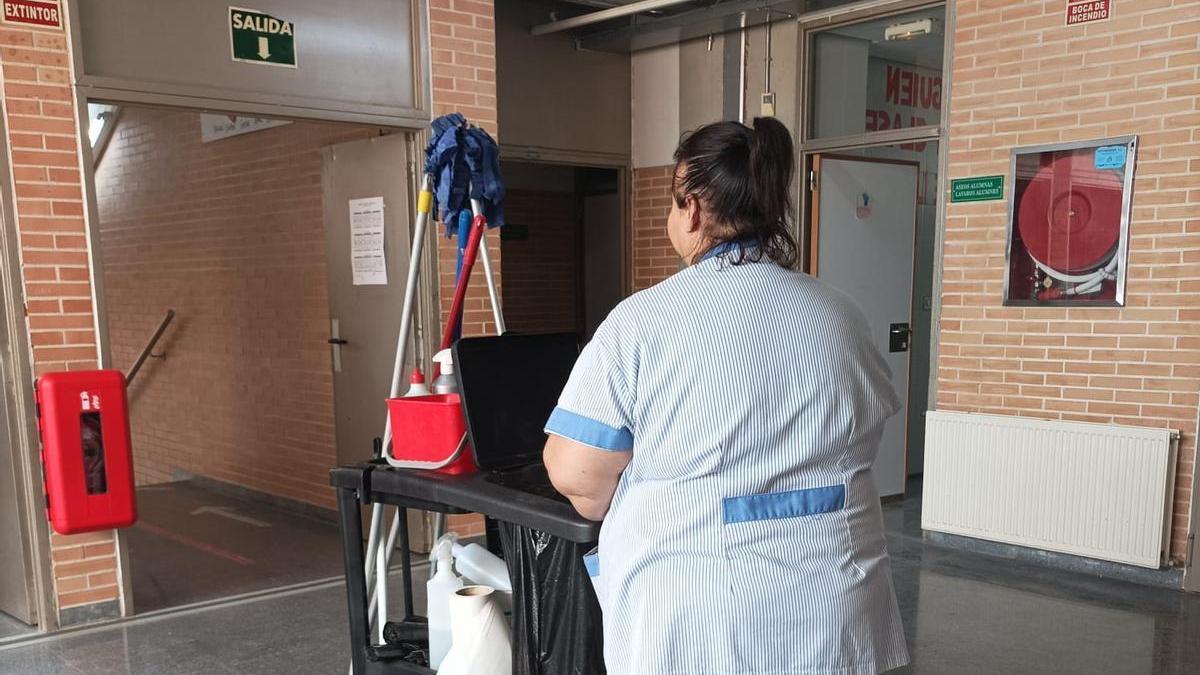 Una trabajadora de limpieza este lunes en un centro educativo de la provincia