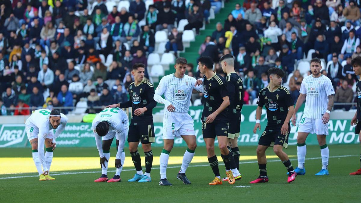 Jugadores del Córdoba CF y Celta B antes de botar un saque de esquina los celeste, este domingo, en El Arcángel.